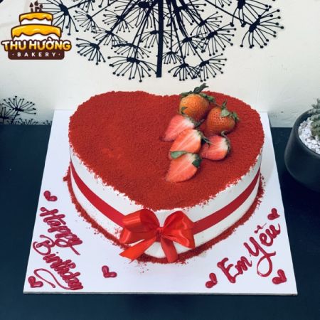 Bánh sinh nhật hình trái tim phủ bột đỏ