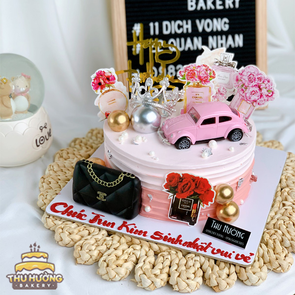 Bánh sinh nhật decor ô tô hồng